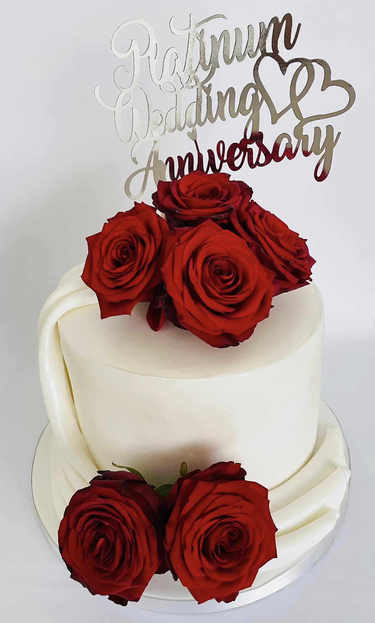 red roses on a cream white cake.