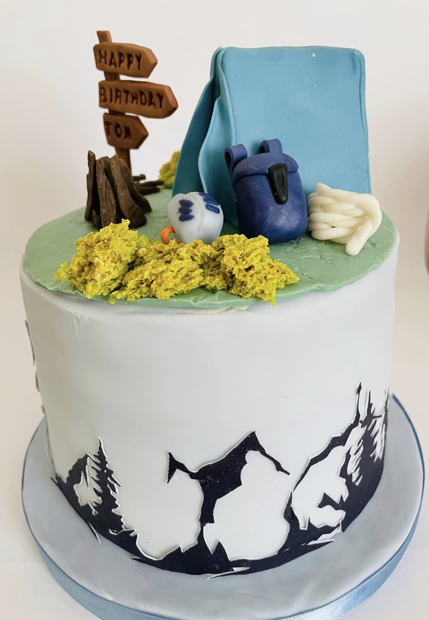 camping icing cake with a tent made of fondant 